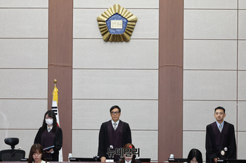 [포토] 윤석열 공판 법정 들어서는 백대현 판사