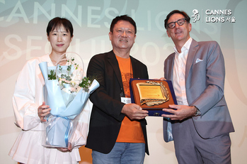 [포토] 30주년 맞은 칸라이언즈서울, 이성복 대표 공로패 수상