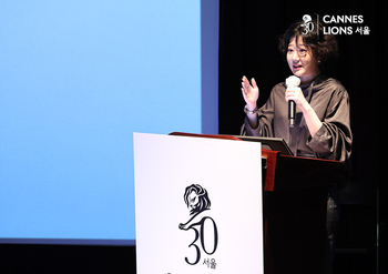 [포토] 2025 칸라이언즈서울, 럭셔리 강연하는 김아영 이노션 팀장