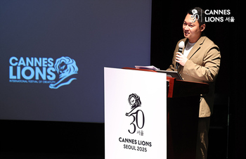 [포토] '크리에이티비티와 AI의 조화' 강연하는 김경신 파울러스 ECD