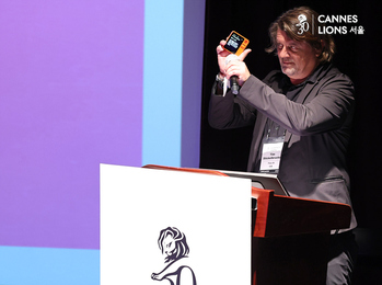 [포토] 휴대용 AI 기기로 통역 시연하는 '팀 슈티켈브룩스' 