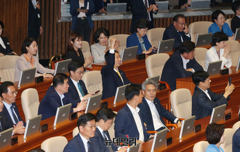 [포토] 정부조직법 개정안 통과에 기뻐하는 민주당 의원들