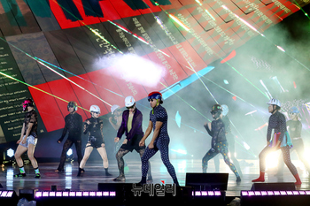 [영상] 축하 공연하는 앰비규어스