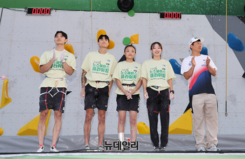 [포토] 인사하는 노스페이스 애슬리트팀 선수