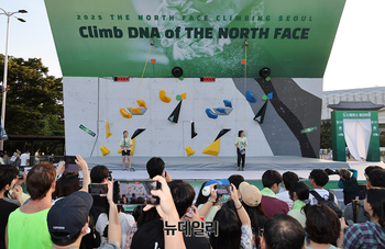 [포토] 전국 스포츠클라이밍대회시범경기 선보이는 '서채현-정지민' 국가대표 선수