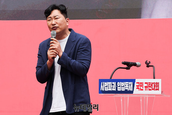 [포토] 연단 오른 개그맨 최국 