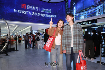 [포토] 신세계면세점, 中 단체관광 무비자 시행 맞아 ‘포춘백’ 증정
