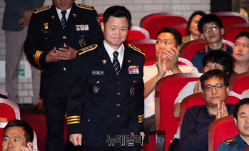 [포토] 취임식 입장하는 박정보 신임 서울경찰청장 