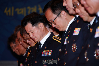 [포토] 국민의례하는 박정보 신임 서울경찰청장 