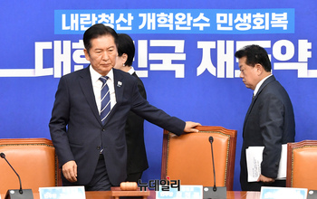 [포토] 최고위 참석하는 정청래 더불어민주당 대표