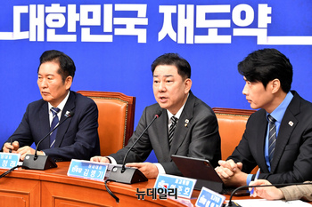 [포토] 최고위 참석한 김병기 민주당 원내대표