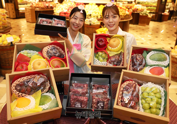 [포토] 신세계백화점, 명절 선물도 가볍게...‘이지픽업’ 선물세트 들고가세요