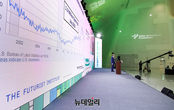 [포토] 기조연설하는 제이슨 솅커 퓨처리스트 인스티튜트 의장