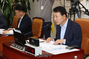 [포토] 의사진행 하는 성일종 국방위원장