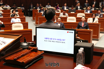 [포토] 송언석 원내대표 발언 듣고 있는 장동혁 대표