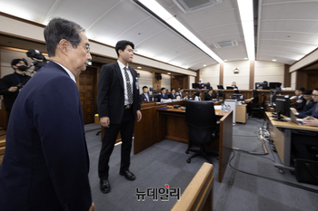 [포토] 첫 재판 출석한 한덕수 전 국무총리