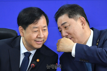 [포토] 대화 나누는 김병기 원내대표와 구윤철 부총리