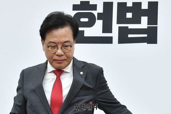 [포토] 회의 참석하는 송언석 국민의힘 원내대표