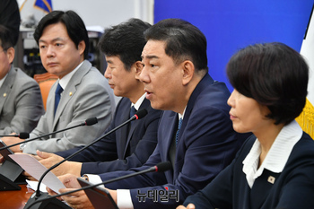 [포토] 원내대책회의 참석한 김병기 