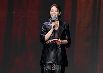 [포토] 이즈나 소개하는 신아영 아나운서