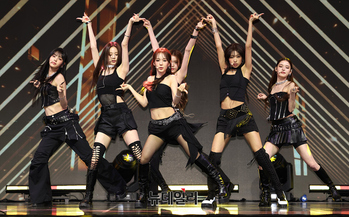 [영상] 컴백한 걸그룹 이즈나,  타이틀 '맘마미아' 무대