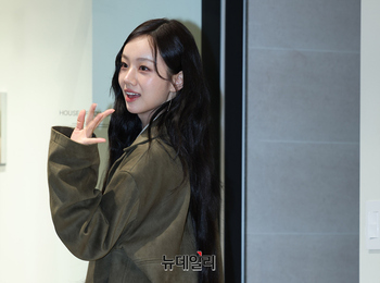 [포토] 가을여자 혜리, 스웨이드 자켓 입고 등장