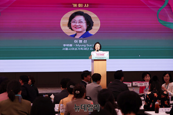 [포토] 2025 SFWF 국제포럼 개회사하는 이명선 서울시여성가족재단 이사장