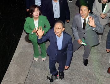 [포토] 청계천 산책하는 이명박 전 대통령-오세훈 서울시장