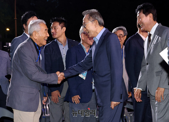 [포토] 청계천복원 20주년 기념식서 만난 이명박-이재오