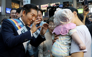 [포토] 추석 귀성인사 나선 정청래 더불어민주당 대표