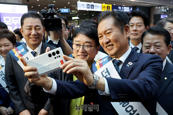 [포토] 용산서 귀성객들 만난 정청래 민주당 대표