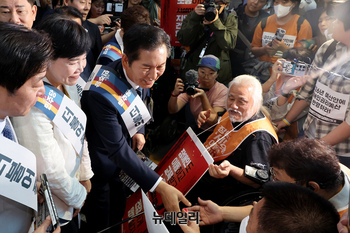 [포토] 용산역서 전장연 만난 정청래 민주당 대표