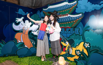 [포토] 현대백화점 '이번 연휴엔 '갓 쓴 미키마우스'와 달맞이 체험 하세요'