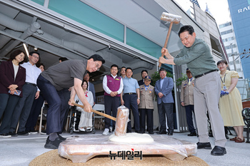 [포토] 떡메치는 장동혁 국민의힘 대표와 송언석 원내대표
