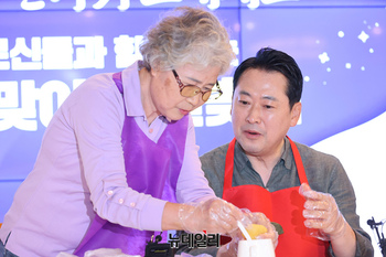 [포토] 국민의힘 '추석 송편빚기 봉사활동'