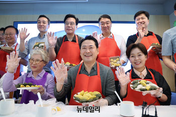 [포토] 노인복지관 찾은 국민의힘 지도부