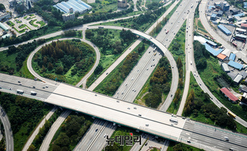 [포토] 추석연휴 D-1...한적한 고속도로