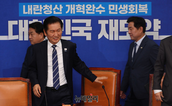 [포토] 회의 참석하는 정청래 더불어민주당 대표