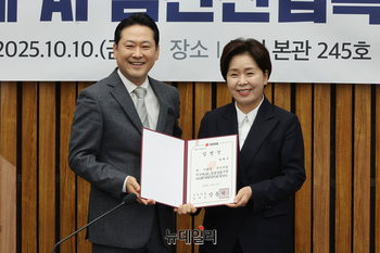 [포토] 임명장 받은 양향자 반도체·AI 첨단산업특위 위원장 