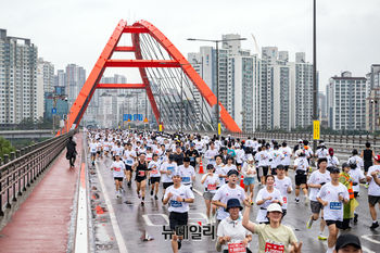 [포토] 서강대교 메운 ‘디즈니런 서울 2025’ 러닝 행렬