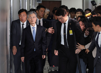 [포토] 법사위 향하는 조희대 대법원장 