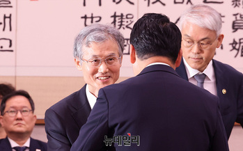 [포토] 인사나누는 조희대 대법원장과 장동혁 대표 