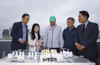 [포토] 대치 은마아파트 재건축 모형 살펴보는 오세훈 서울시장