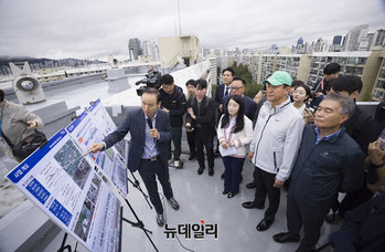 [포토] 은마아파트 재건축 사업계획 살펴보는 오세훈 서울시장