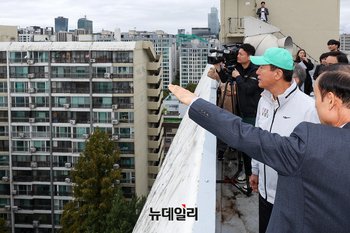 [포토] 은마아파트 단지 살펴보는 오세훈 서울시장