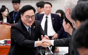 [포토] 인사나누는 우원식 국회의장 