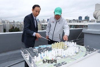 [포토] 은마아파트 단지계획도 살펴보는 오세훈 서울시장