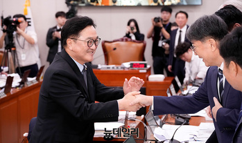 [포토] 이춘석 의원 손잡은 우원식 국회의장 