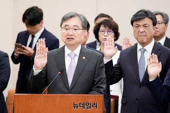 [포토] 증인선서하는 조현 외교부 장관 