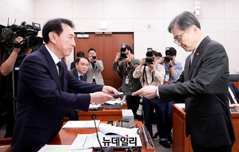 [포토] 선서문 전달하는 조현 장관 